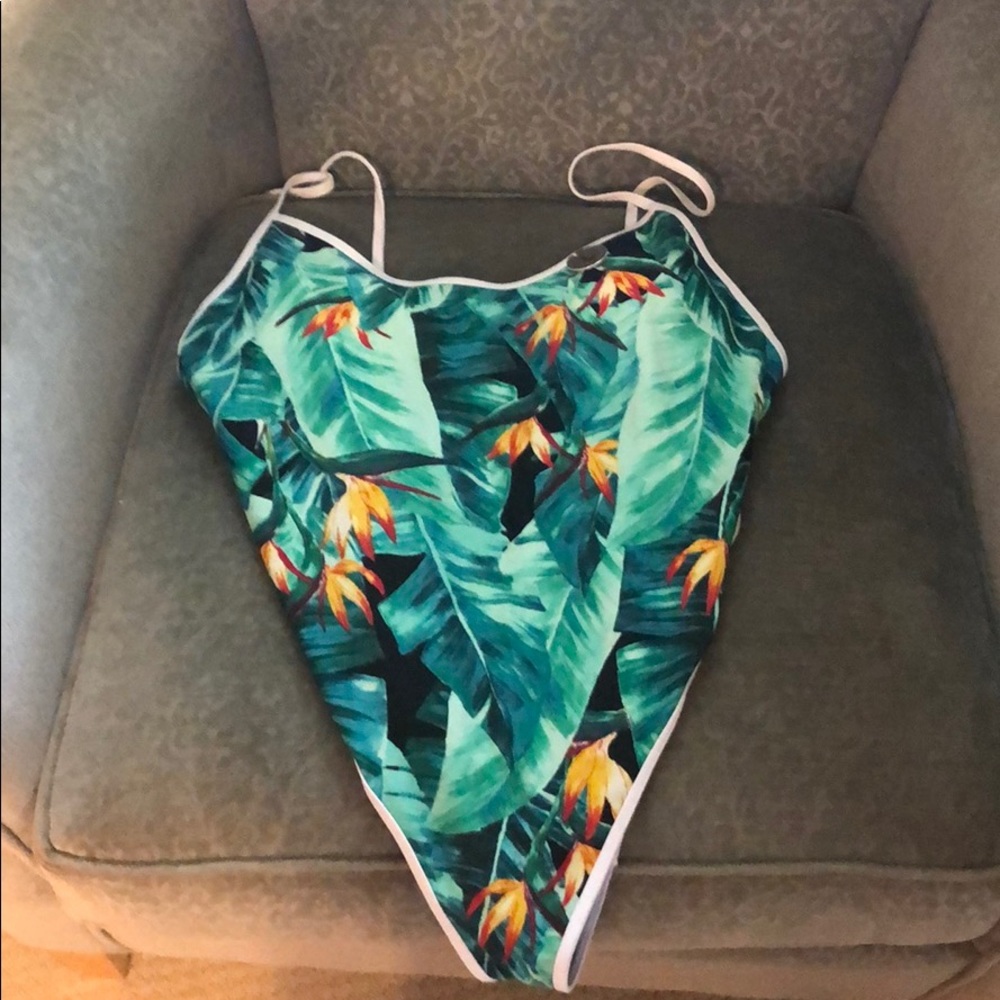 ONE PIECE NWT